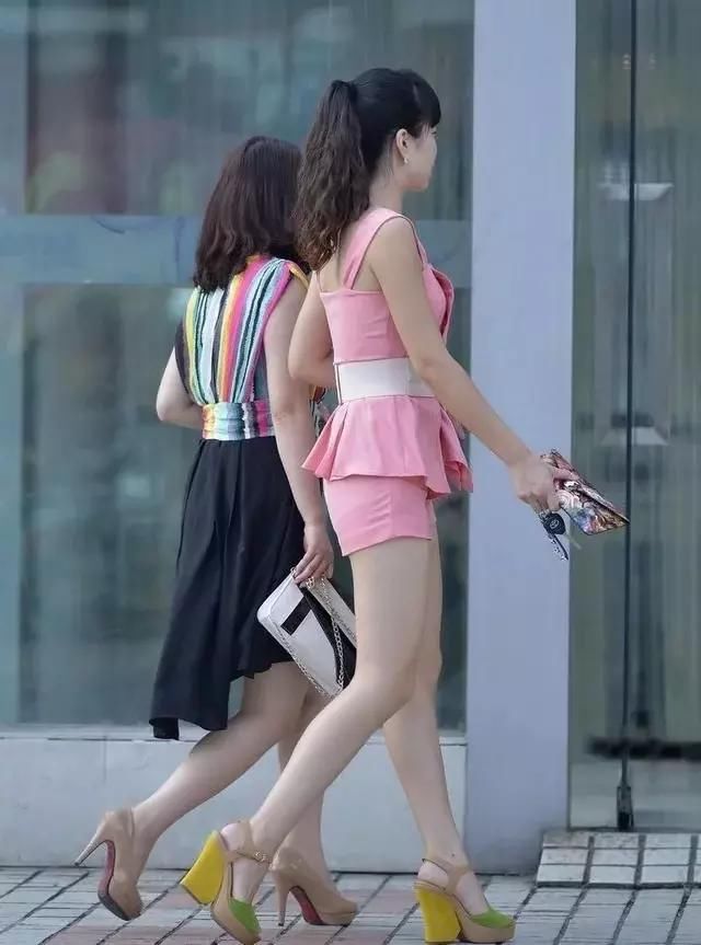 街拍:小姐姐粉红上衣粉色短裤,休闲和舒适的色彩搭配