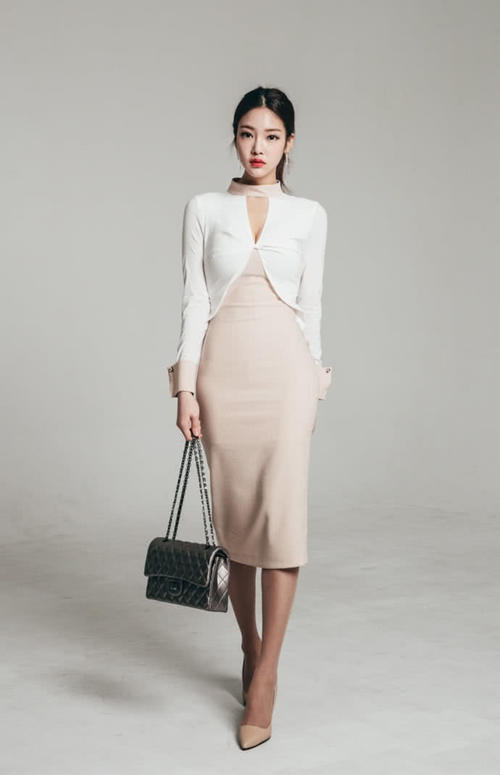 娴静温婉的气质美女,优雅套裙显大气OL风,举手投足间魅力四射