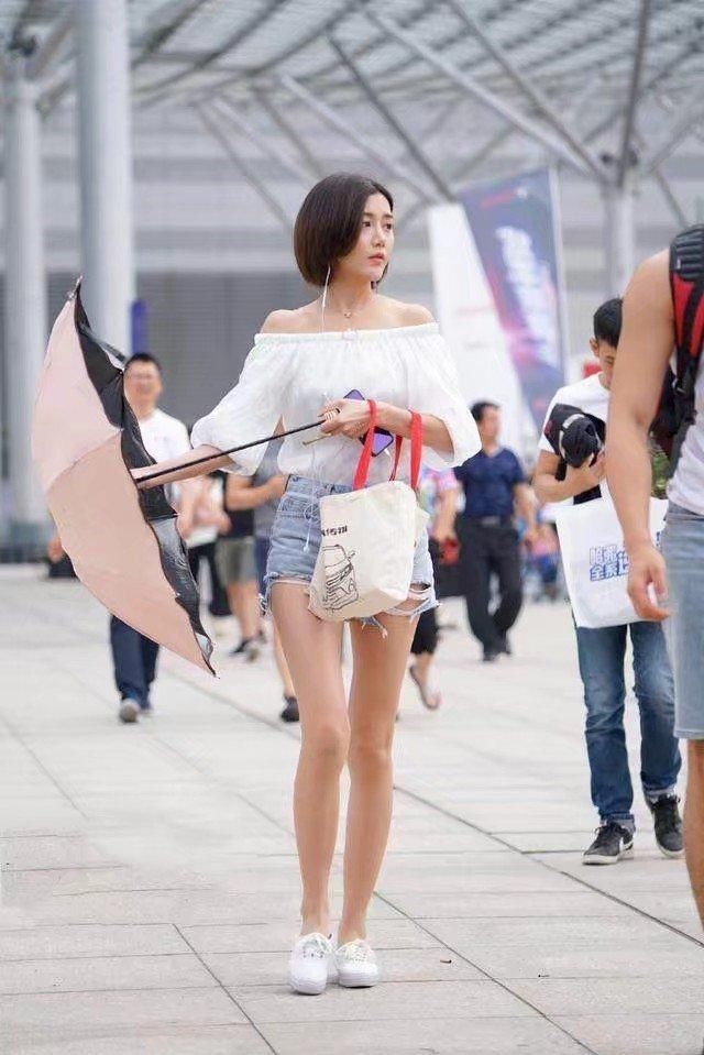 美女街拍：夏日街头的小姐姐们，满街都是大长腿