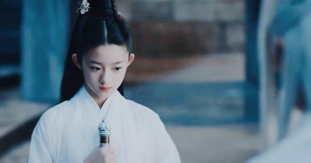 皮肤:小小年纪常化浓妆,没个小孩的样子,杨幂旗下13岁童星