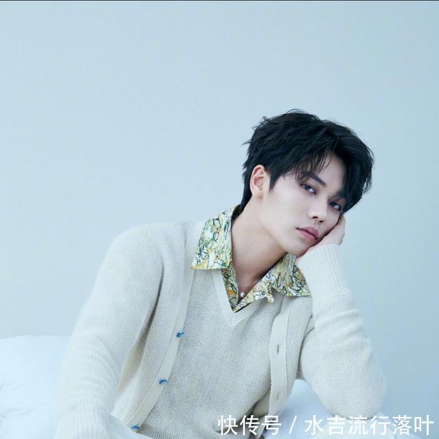 打造@林彦俊打造居家休闲装扮,温暖阳光,黄明昊穿牛仔单品帅气时尚