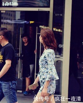 路人街拍，身材苗条的小姐姐穿着修身，更加的美丽动人