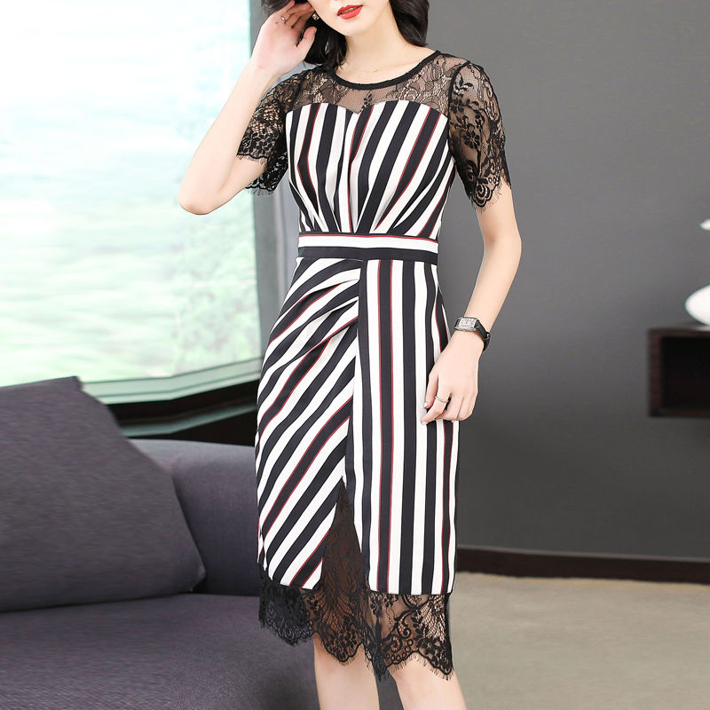 现在女人穿的裙子越来越迷人,凸显迷人身材,男人见了挪不开眼