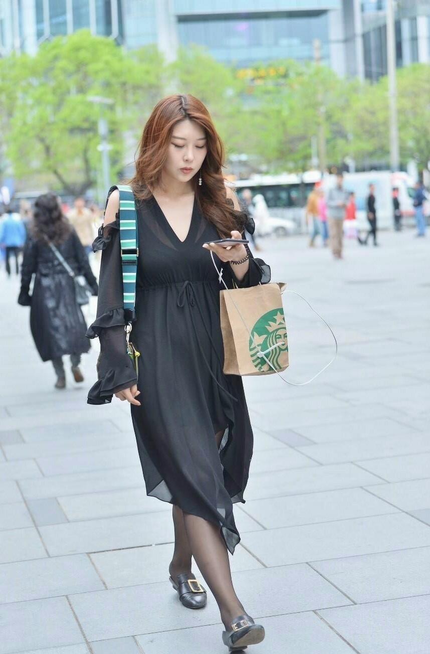 素人街拍： 紧身裤凸显大长腿,御姐范让男人着迷