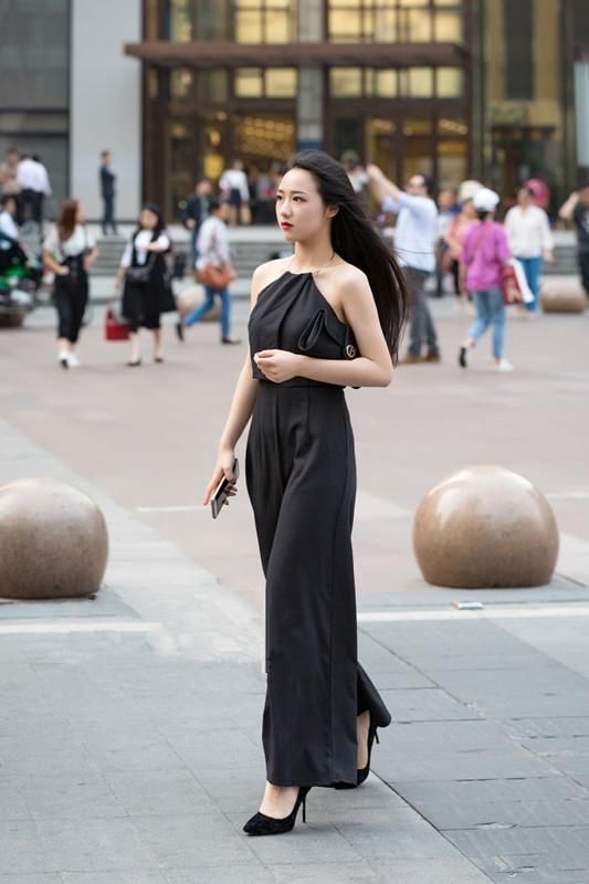 街拍!小姐姐的白色吊带穿搭，穿着婀娜多姿，尽显女性成熟美