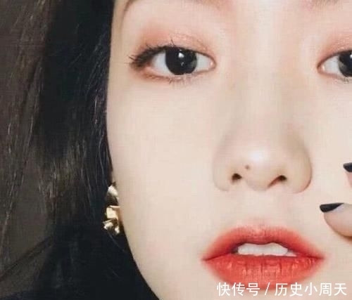 『鸡蛋』鼻子上挤出“白色条状物”?学会这3招,或与“草莓鼻”说拜拜呦!
