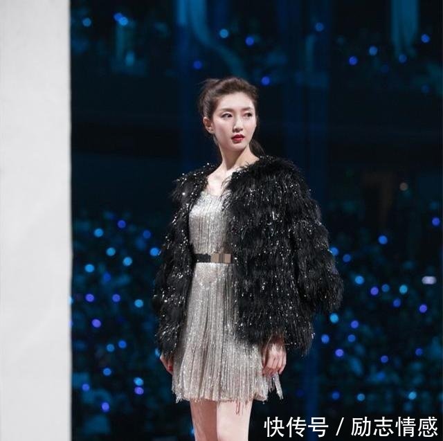 江疏影和迪丽热巴同穿流苏裙，一个妩媚一个风情万种谁更美