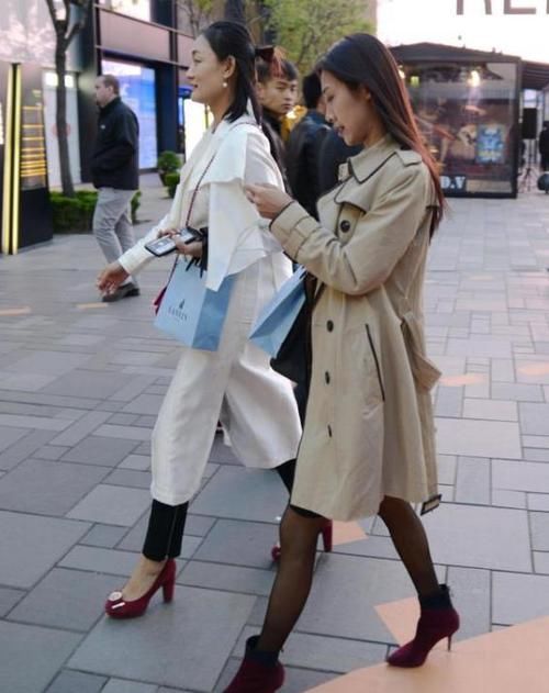  「面带微笑」街拍：面带微笑的美女，一件白色上衣配白色短裙，时尚美丽大方