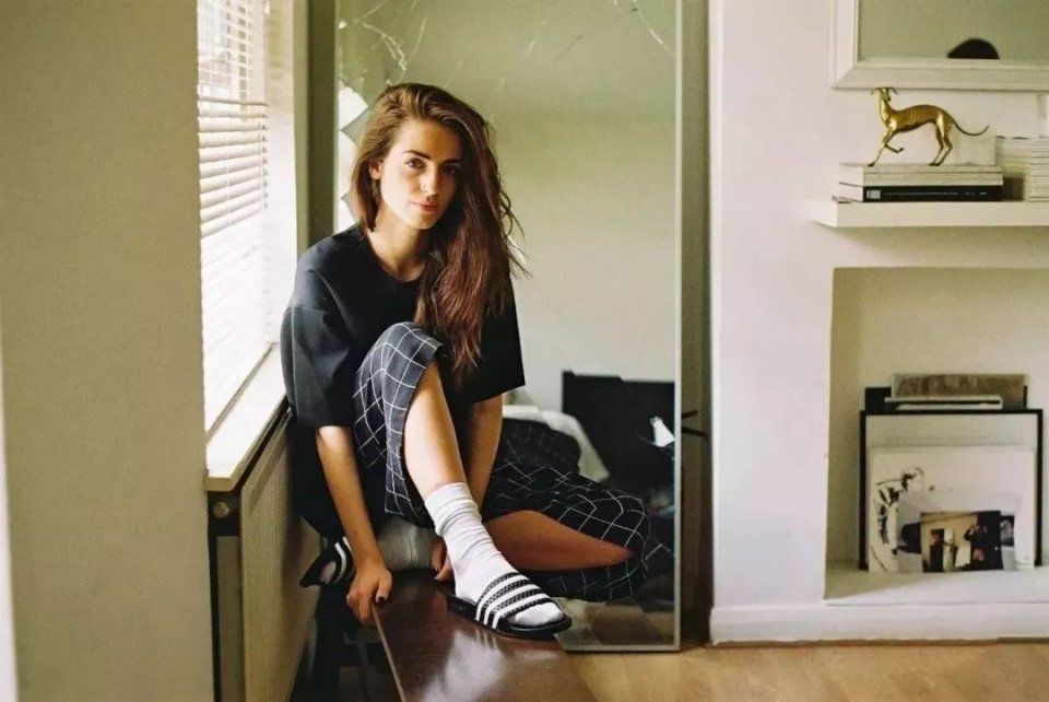 舒适、时尚、显腿长!这个夏天，时髦界都在pick澡堂拖!