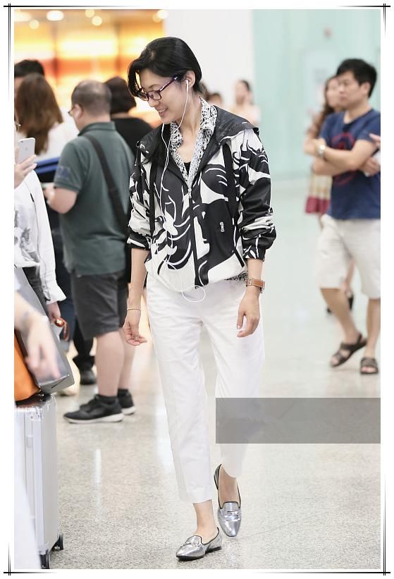 50岁周涛素颜现身扎了个马尾辫嫩回30岁，网友：这要逼死普通人