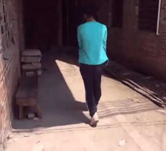 农村十八岁女孩工地做小工,每天搬砖虽然漂亮