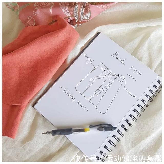  「时髦」她喜欢把普通衣服的款式，给它重新设计，不仅看起来更时髦且高级