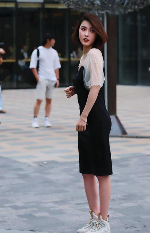 路人街拍：小姐姐们各种清凉装扮，小蛮腰大长腿好身材尽显！