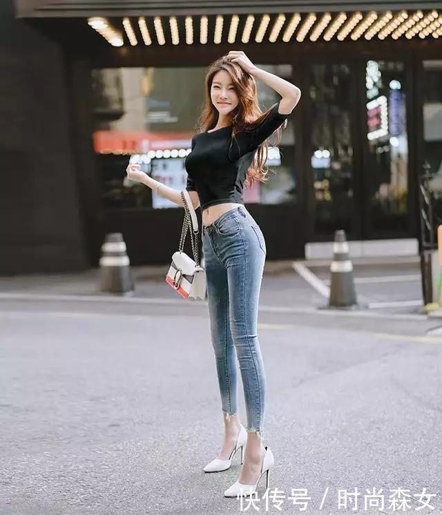 街拍：露脐装小姐姐，秀出纤细小蛮腰