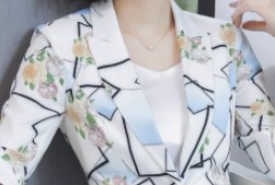 很多女人还在穿这种精致小衫，简单好看还减龄，洋气的不得了