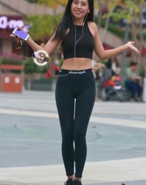 身材完美的小姐姐穿性感打底裤秀出傲人身材曲线，彰显女人味