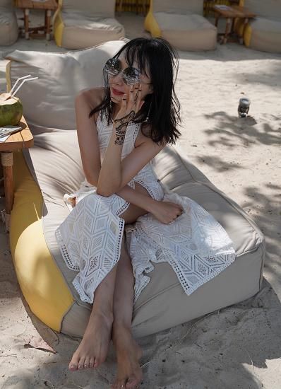 雷佳音老婆海边度假,穿比基尼身材超火辣,女儿扎小彩辫个性十足