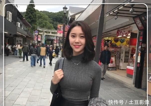 「夏秋季」小姐姐夏秋季“黑白配”的穿搭风格,简约大气,彰显女人时尚气息