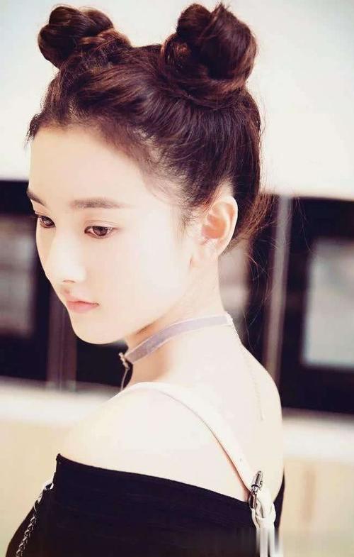 张钧甯穿着运动装紧身裤秀身材，对比与宋祖儿，丝毫看不出年龄！