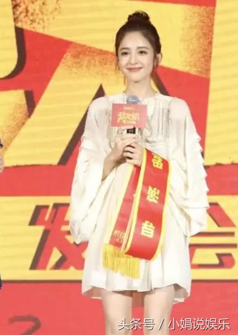 古力娜扎站姿真绝了!两腿间真实腿距吓到我了,确定只有26岁