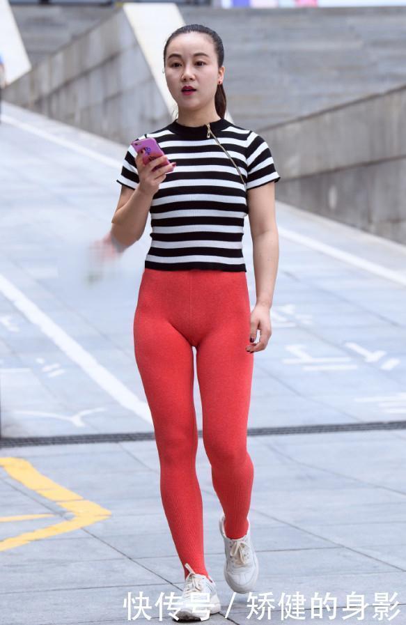 选择■街拍美丽女神黑上衣紧身裤,有型有范气场强