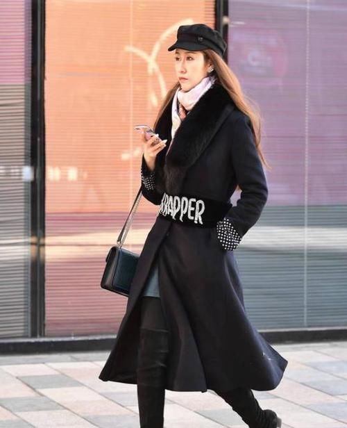  『美女』美女时尚街拍：丰盈窈窕的美女，一件黑色的风衣长款外套，时尚大方气质范