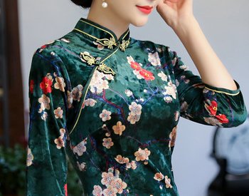 哥哥结婚，53岁妈妈穿这，高雅旗袍裙!风韵犹存，简直惊艳全场