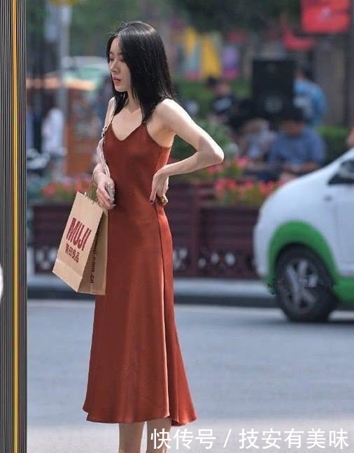  「气质」街拍美女：身材曼妙的小姐姐，搭配吊带连衣裙，性感魅力十足！