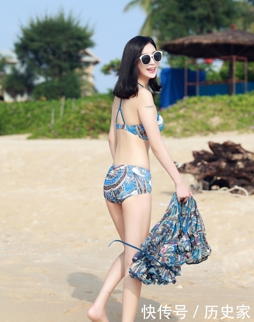 浪漫普吉岛，知名模特比基尼亮相海边，一出场便成为了全场焦点