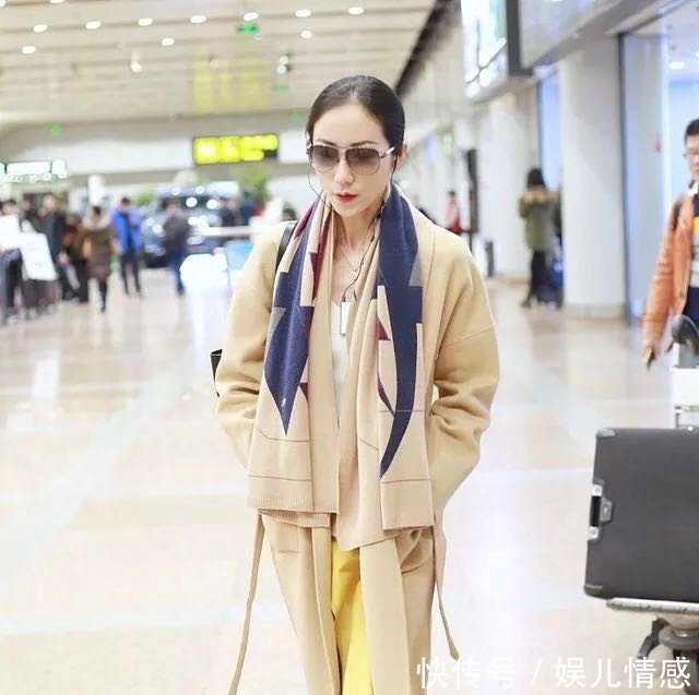 韩雪最新机场秀美翻了，格子大衣搭阔腿裤，冬天这样穿不显臃肿！