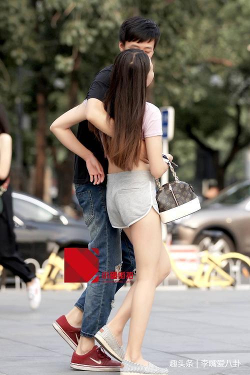 路人街拍，小姐姐穿紧身衣凸显好身材，身材丰满