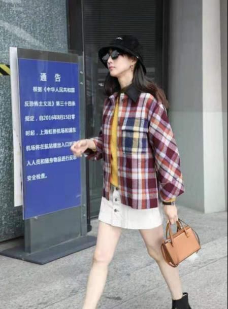  #显活力气息#张钧甯现身机场，身材好叠穿三件也不显胖，帽子太大显脸小