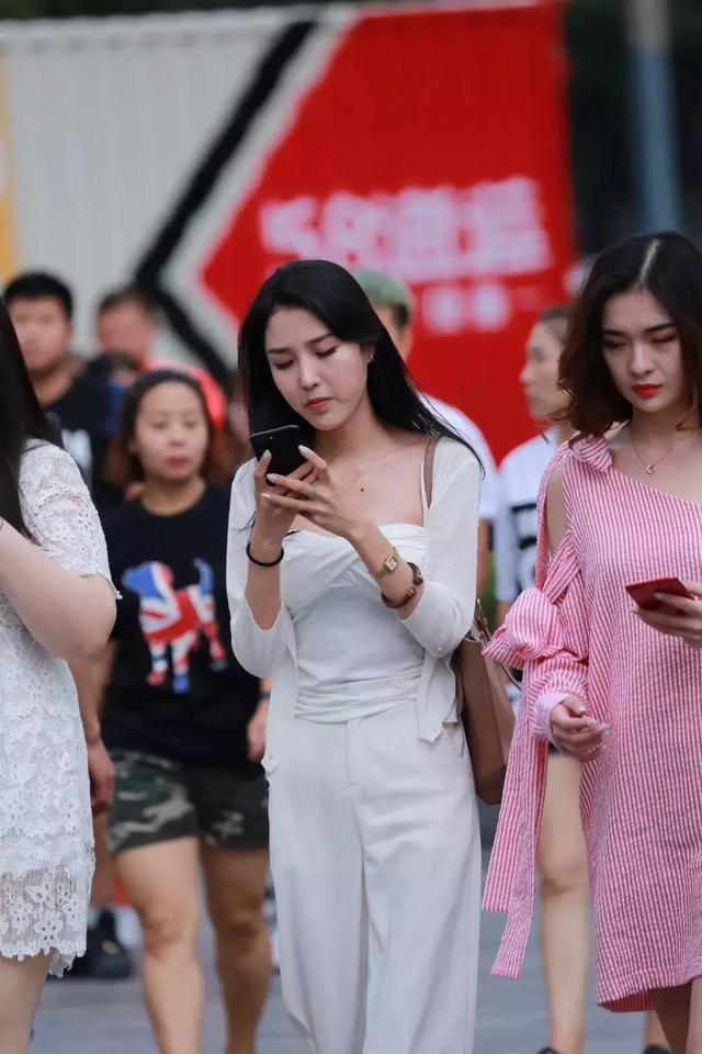 清新养眼的小姐姐，光鲜靓丽气质迷人！