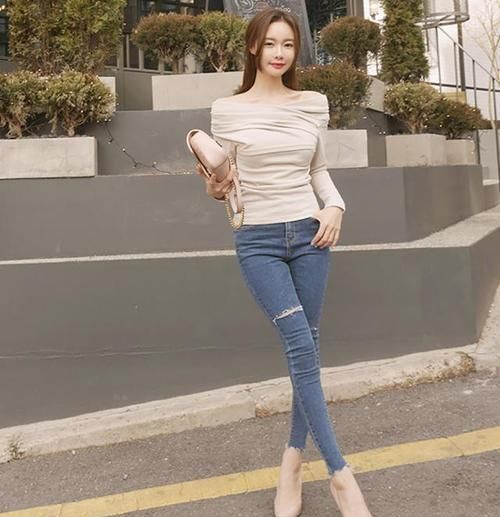  『漂亮』身穿紧身牛仔裤的美女，打扮实在漂亮，给人梦幻的感觉