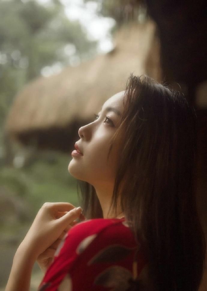 丰满大胸美女忧郁性感撩人写真图片