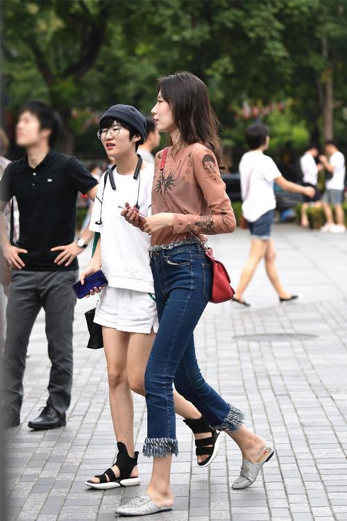 小姐姐们穿着紧身牛仔裤，是因为她们对自己身材的那一份自信