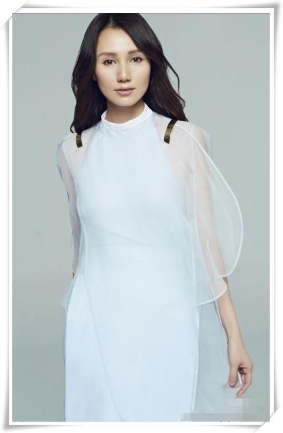 袁泉厉害！白T配仔裤完美展现简约风，网友直呼：重点都在鞋子上