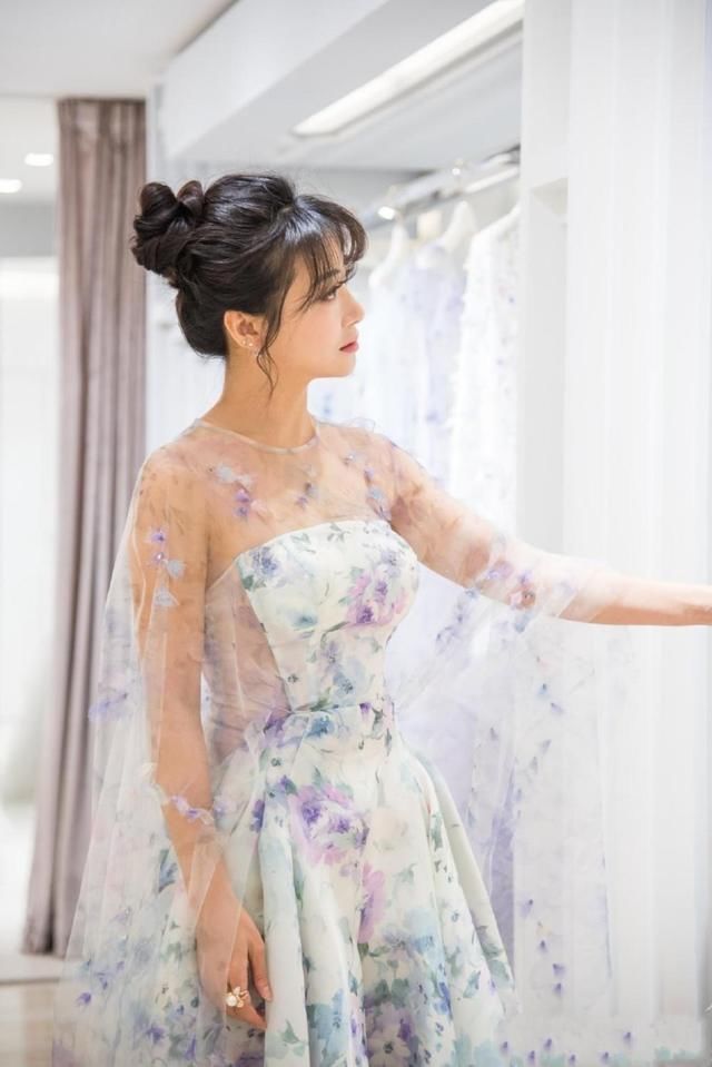 陈紫函太猛了！穿抹胸裙勒成这样，网友：看着都呼吸困难！