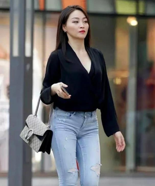 风范|街拍:明眸善睐的美女,一件黑色上衣配浅色牛仔裤,时尚气质风范