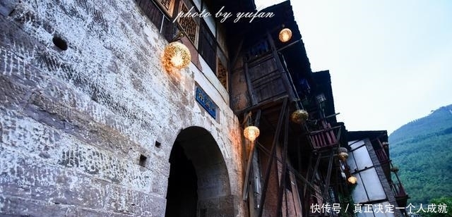 三面环水的古堡, 不通公路的古镇, 竟然没有一栋现代建筑