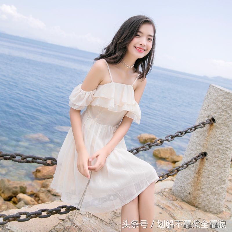 女人身材丰满，穿“露”点才好看!连衣裙这样穿，若隐若现真曼妙