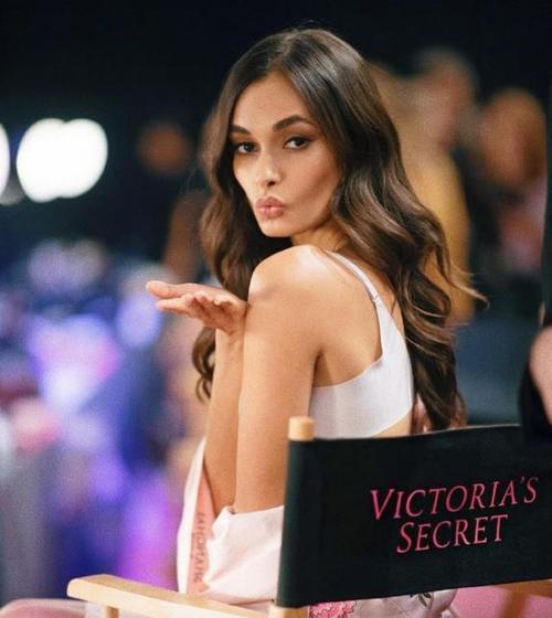 还记得那个扶起奚梦瑶的巴西维密天使么 人美心善