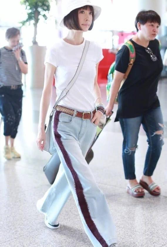 70斤鲁豫换了裤子, 像长了15斤肉, 网友: 女人还是胖点好看!