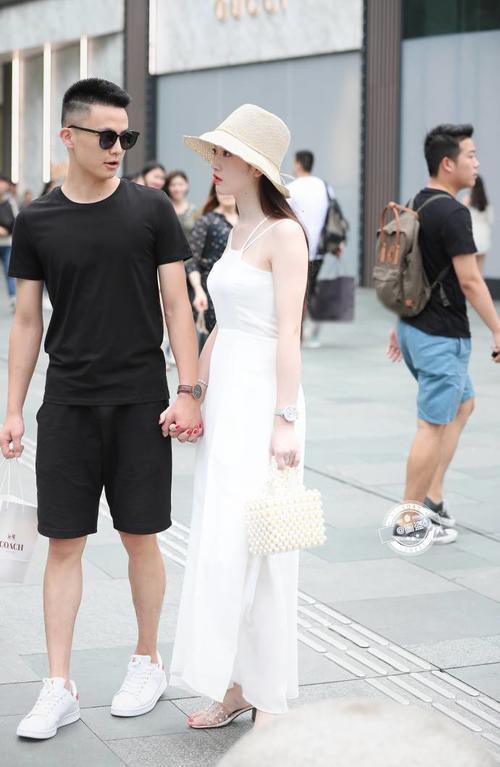 路人街拍，金童玉女，非常般配的一对，祝福他们吧！