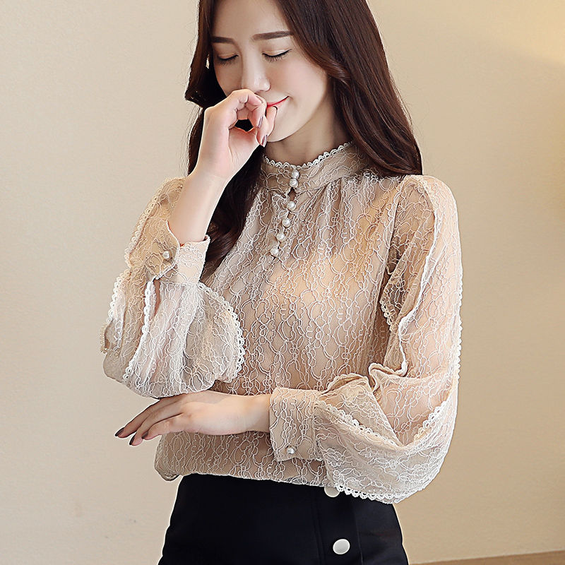 外出衣服搭配不好看?试试这几款上衣，百搭又突显优雅气质