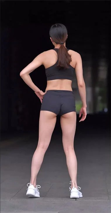 健身的大姐姐，黑色弹力运动衣展现完美身材，动作撩人心扉