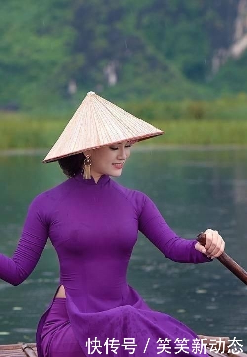  小河：街拍：小河里的丝滑长裙小姐姐，温文尔雅！