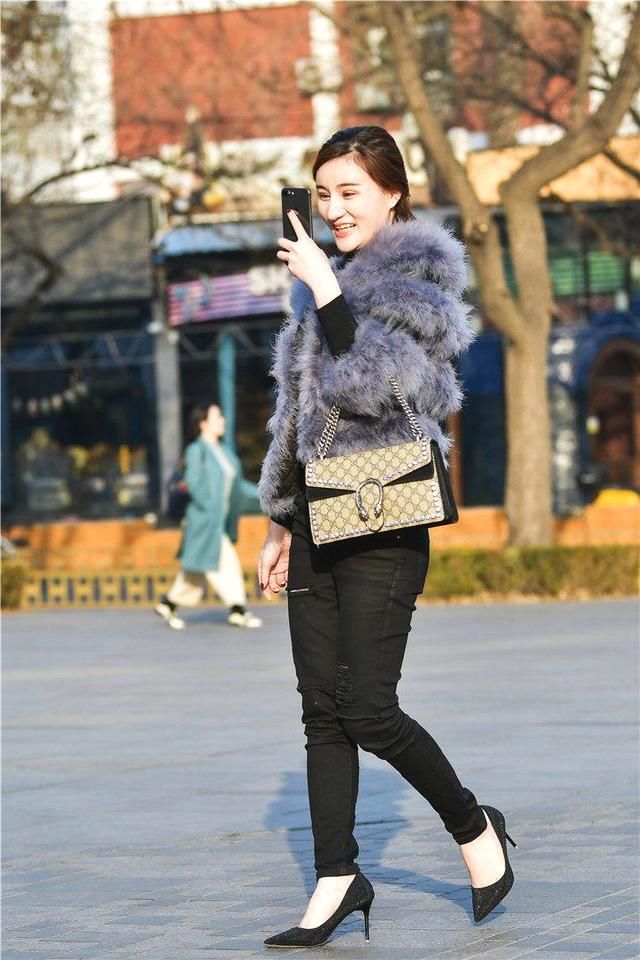 街拍：时尚地标三里屯，小姐姐玩自拍，非常兴奋