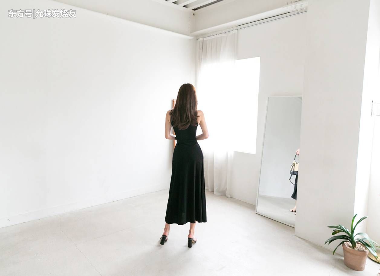 孙允珠纳米乌黑绸缎波西米亚裙