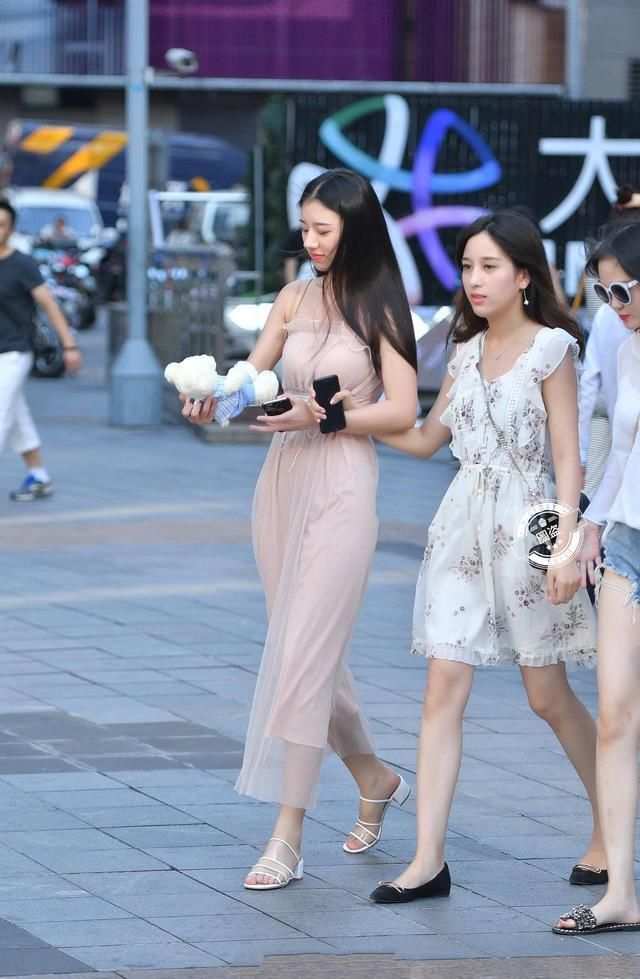 紧身牛仔裤穿搭靓姐，重要的是留下吸睛的背影